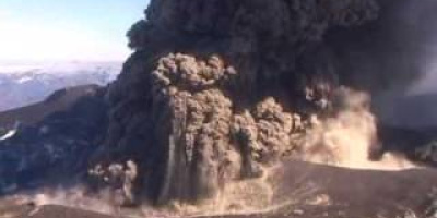 Eyjafjallajökull-vulkanen kastar stenar omkring sig