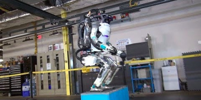 Nu gör roboten baklängesvolter!