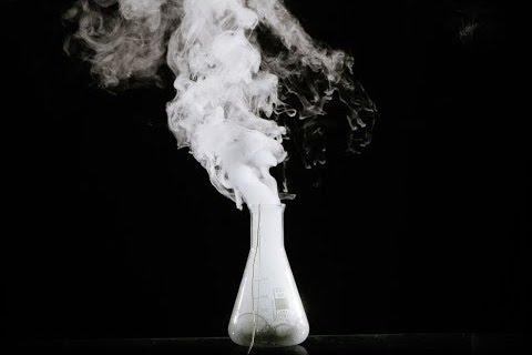 Vid experimentet uppstår en dimma som ser ut som "anden i flaskan". 