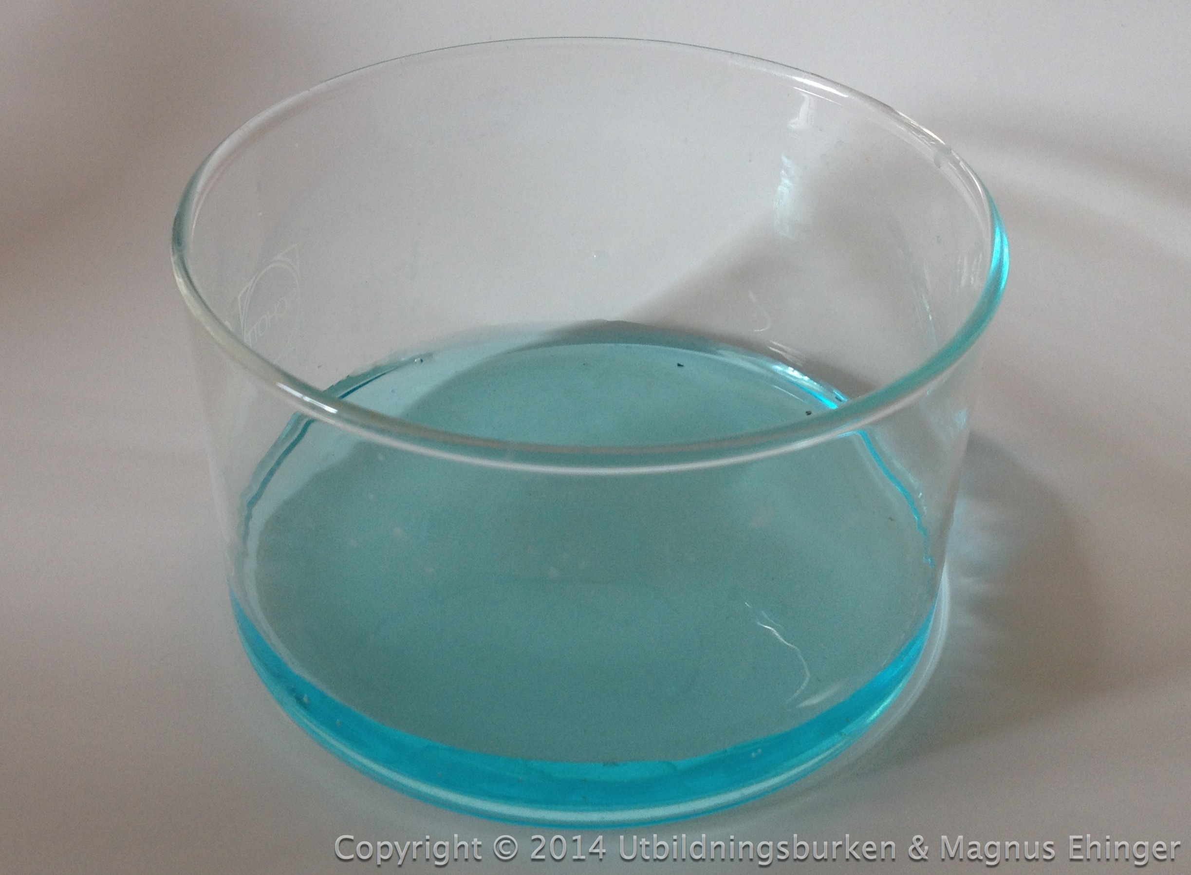 indunstning av kopparsulfat i en kristallisationsskål. 