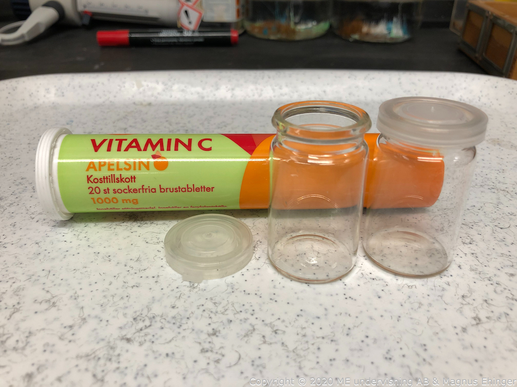 Experimentet utförs med C-vitamin brustabletter och preparatburkar med lock.